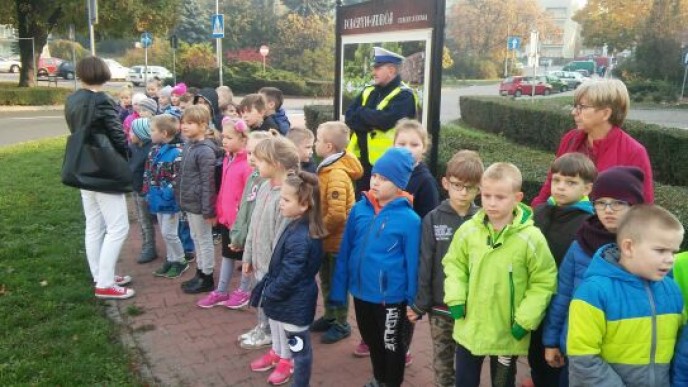 Policjanci uczą dzieci przechodzenia przez przejścia dla pieszych